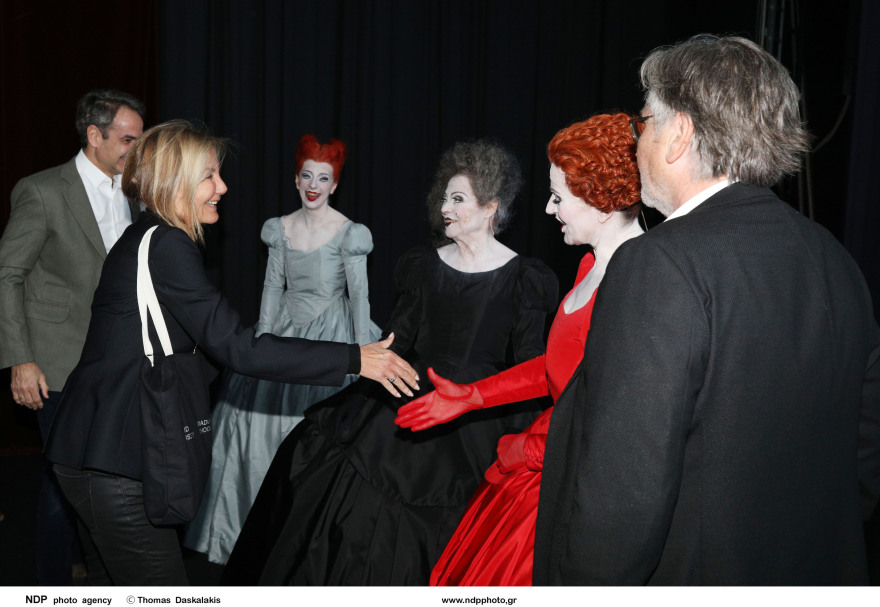 Κυριάκος Μητσοτάκης - Μαρέβα Γκραμπόφσκι: Στη θεατρική παράσταση «Τρεις Ψηλές Γυναίκες»