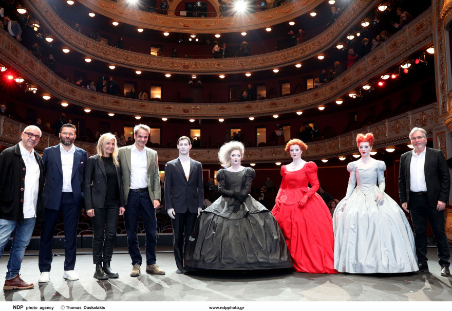 Κυριάκος Μητσοτάκης - Μαρέβα Γκραμπόφσκι: Στη θεατρική παράσταση «Τρεις Ψηλές Γυναίκες»