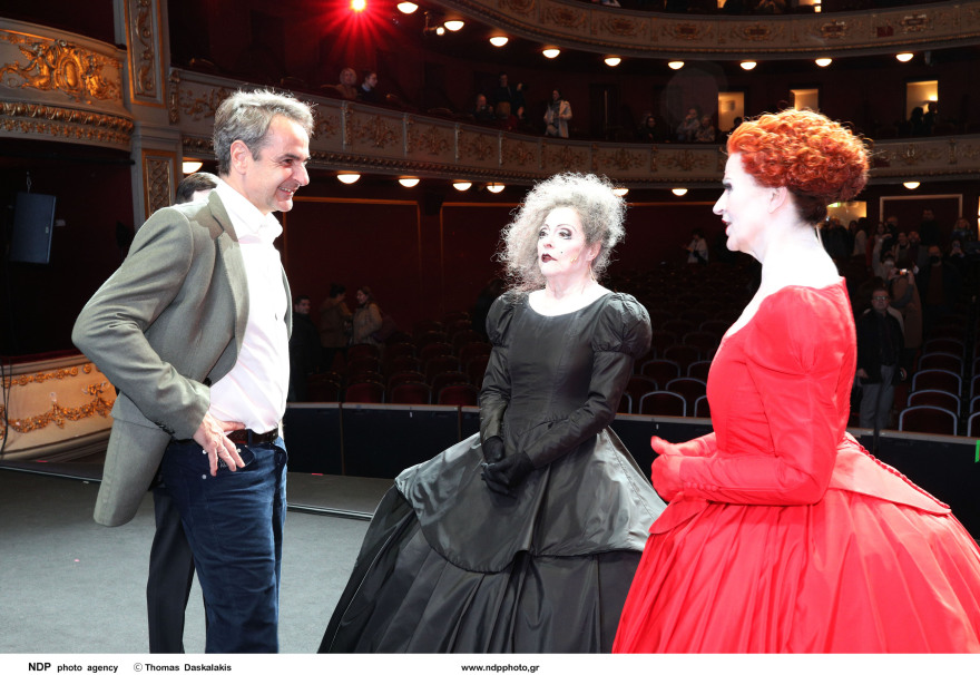 Κυριάκος Μητσοτάκης - Μαρέβα Γκραμπόφσκι: Στη θεατρική παράσταση «Τρεις Ψηλές Γυναίκες»