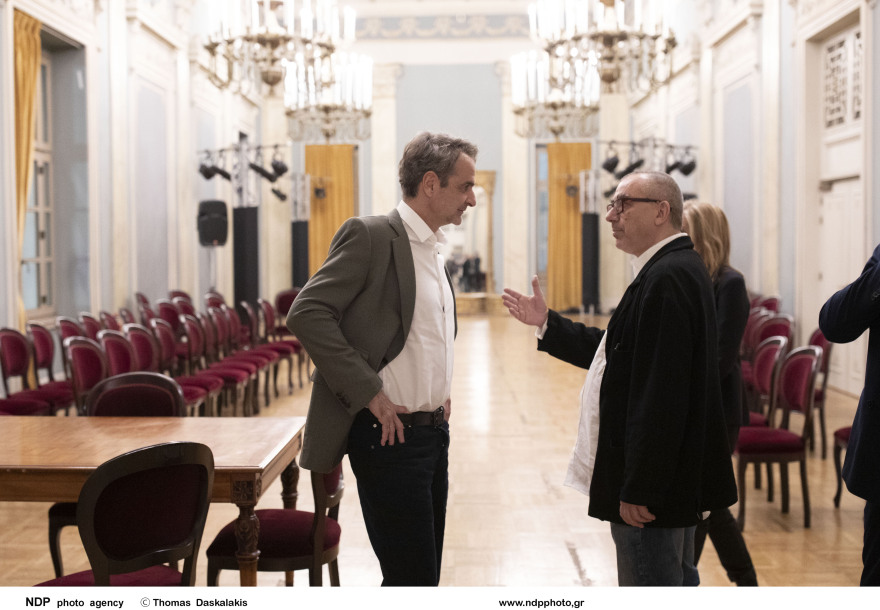 Κυριάκος Μητσοτάκης - Μαρέβα Γκραμπόφσκι: Στη θεατρική παράσταση «Τρεις Ψηλές Γυναίκες»