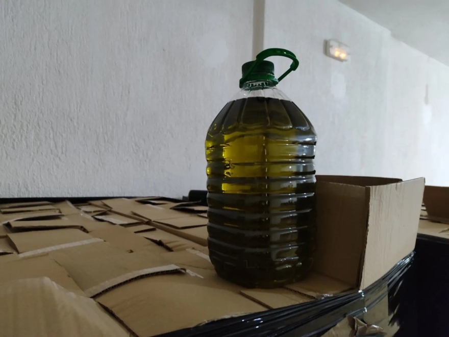 Χειροπέδες σε 48χρονο που νόθευε ηλιέλαιο με χημικά για να μοιάζει με ελαιόλαδο - Δείτε φωτογραφίες