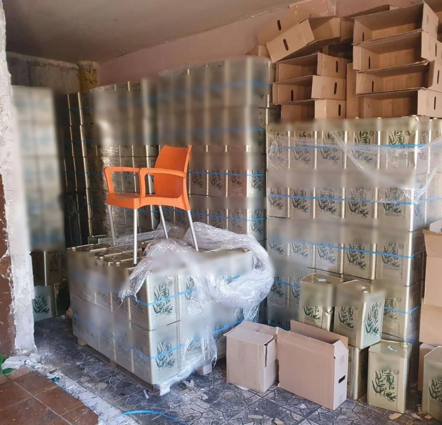 Χειροπέδες σε 48χρονο που νόθευε ηλιέλαιο με χημικά για να μοιάζει με ελαιόλαδο - Δείτε φωτογραφίες