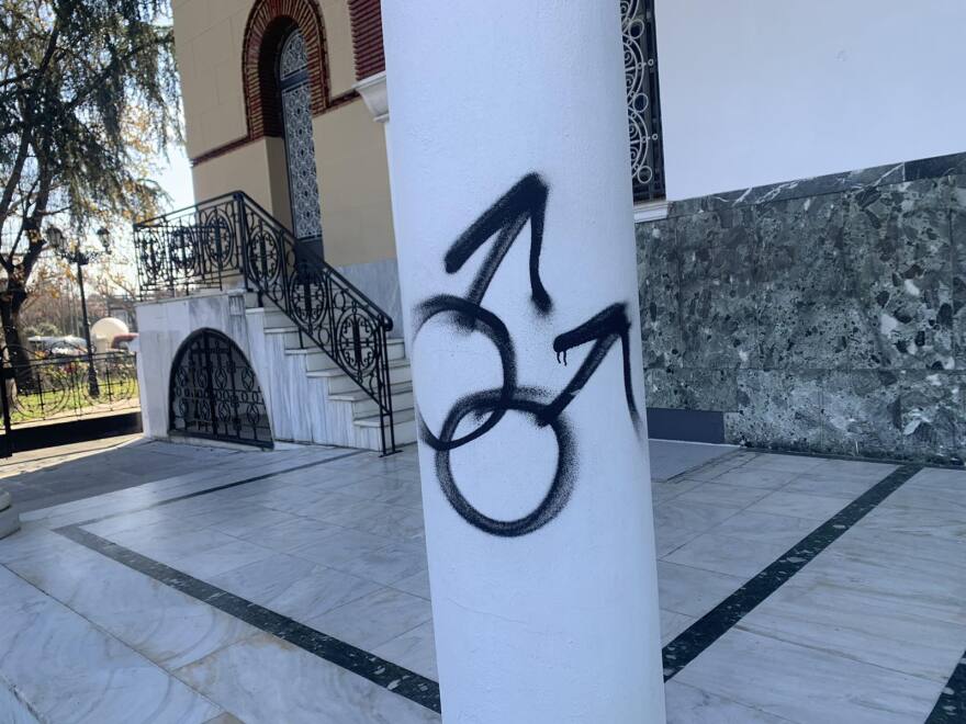 Μαρινάκης για τον βανδαλισμό της μητρόπολης Λάρισας: Βαθιά προσβλητικό για την θρησκεία μας