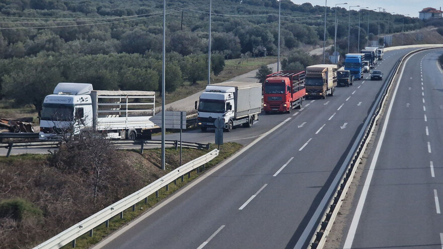 Αγροτικές κινητοποιήσεις: Έκλεισαν με τρακτέρ την εθνική Θεσσαλονίκης - Μουδανιών – Δείτε βίντεο