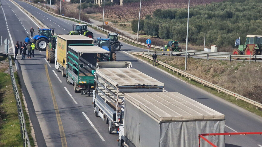 Αγροτικές κινητοποιήσεις: Έκλεισαν με τρακτέρ την εθνική Θεσσαλονίκης - Μουδανιών – Δείτε βίντεο