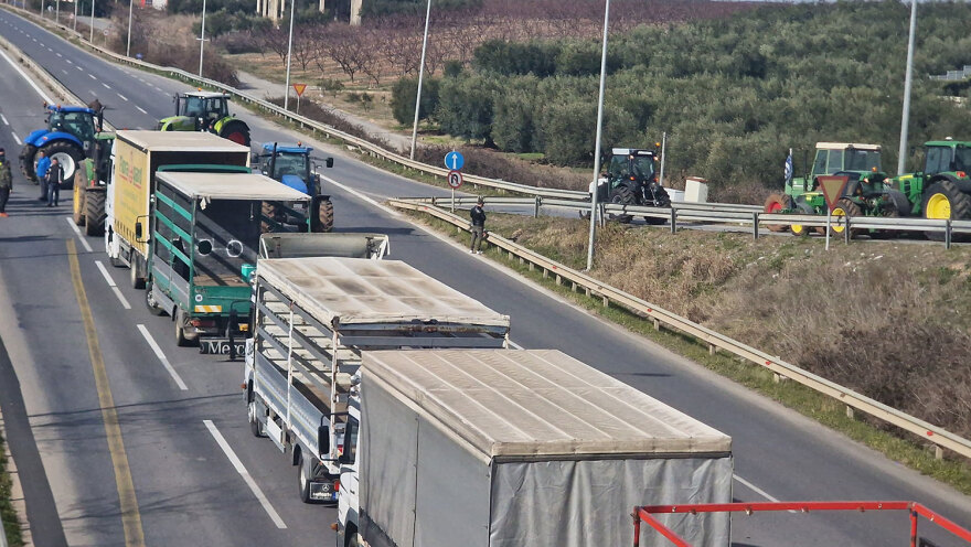 Αγροτικές κινητοποιήσεις: Έκλεισαν με τρακτέρ την εθνική Θεσσαλονίκης - Μουδανιών – Δείτε βίντεο