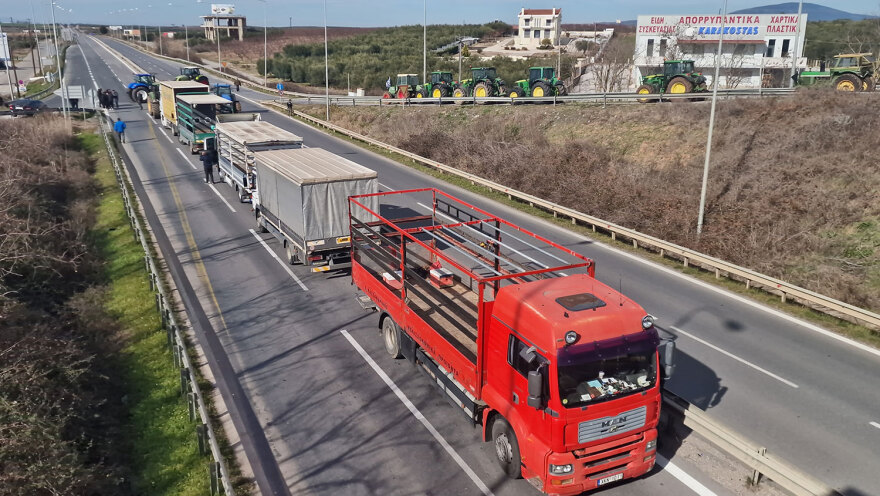 Αγροτικές κινητοποιήσεις: Έκλεισαν με τρακτέρ την εθνική Θεσσαλονίκης - Μουδανιών – Δείτε βίντεο