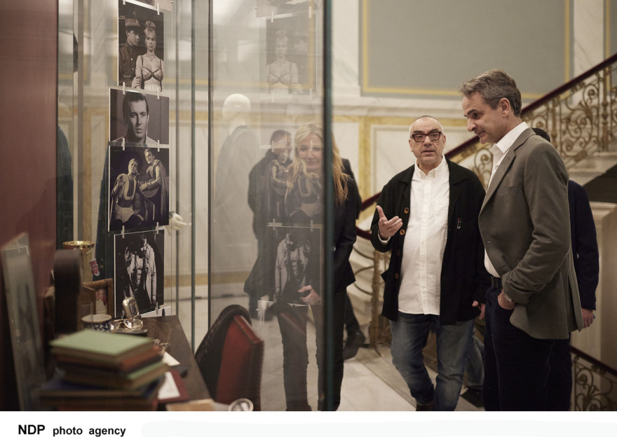 Κυριάκος Μητσοτάκης - Μαρέβα Γκραμπόφσκι: Στη θεατρική παράσταση «Τρεις Ψηλές Γυναίκες»