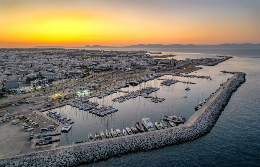 Ένα... μικρό Ελληνικό κατασκευάζεται στο λιμάνι της Ρόδου