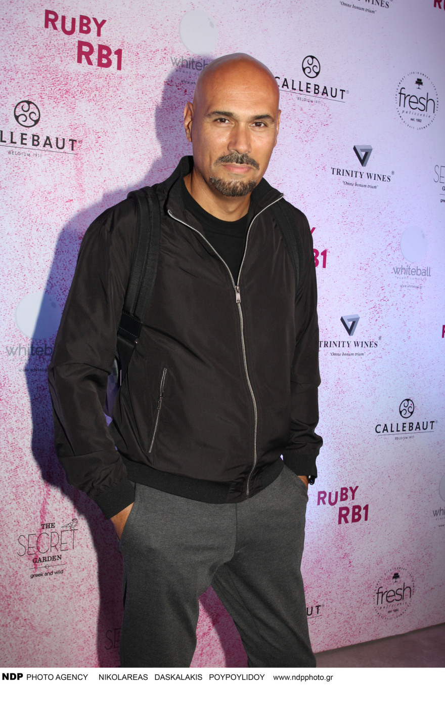 Δημήτρης Σκουλός: Γνωστός τραγουδιστής τους έβριζε όλους σε φωτογράφιση