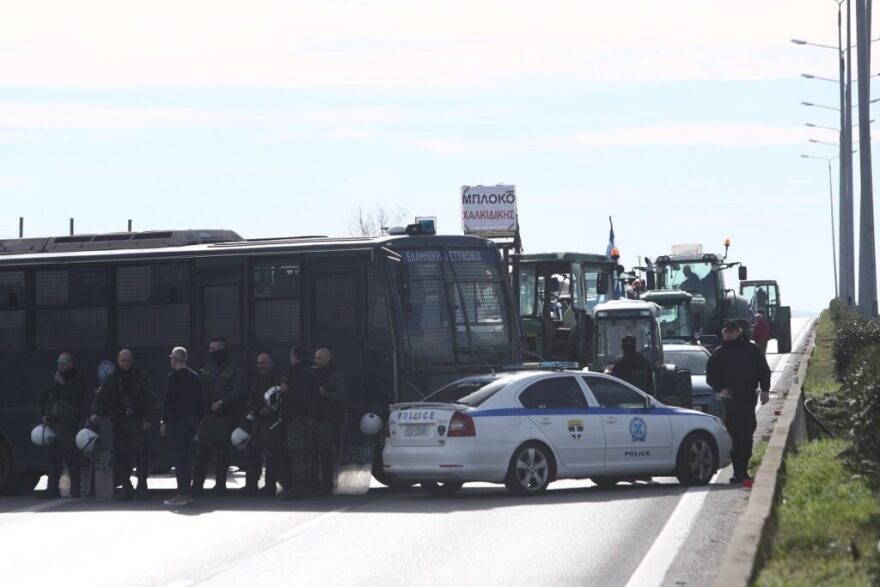 Μπλόκο της ΕΛ.ΑΣ. στους αγρότες της Χαλκιδικής – «Μας είπαν να πάμε με τα αυτοκίνητα στο υπουργείο Μακεδονίας - Θράκης»