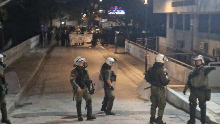 Θεσσαλονίκη: Αναρχικοί στο ΑΠΘ με συνθήματα για τον νεκρό αστυνομικό στου Ρέντη - «Πού είναι ο Γιώργος» φώναζαν στα ΜΑΤ