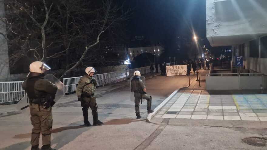 Θεσσαλονίκη: Αναρχικοί στο ΑΠΘ με συνθήματα για τον νεκρό αστυνομικό στου Ρέντη - «Πού είναι ο Γιώργος» φώναζαν στα ΜΑΤ