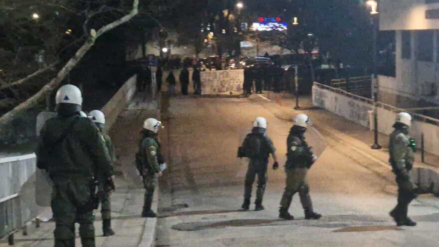 Θεσσαλονίκη: Αναρχικοί στο ΑΠΘ με συνθήματα για τον νεκρό αστυνομικό στου Ρέντη - «Πού είναι ο Γιώργος» φώναζαν στα ΜΑΤ
