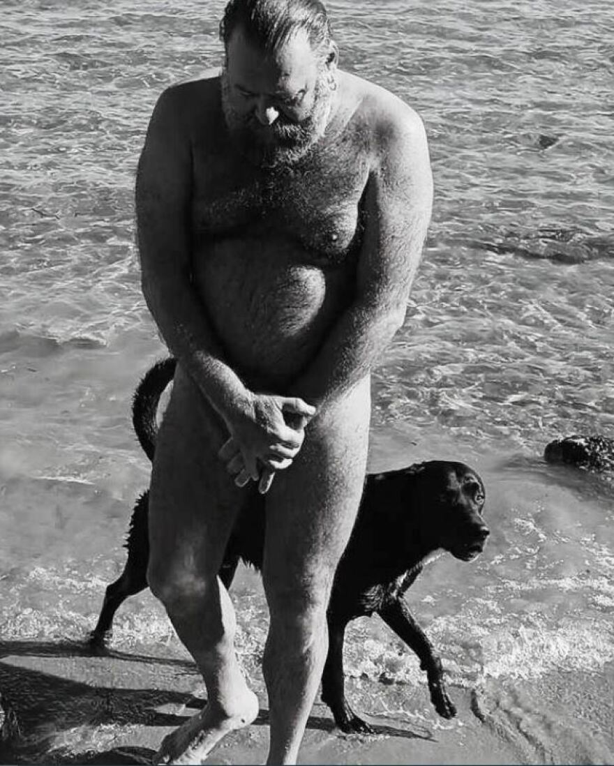 Κωστής Σαββιδάκης: O ηθοποιός φωτογραφήθηκε γυμνός στη θάλασσα