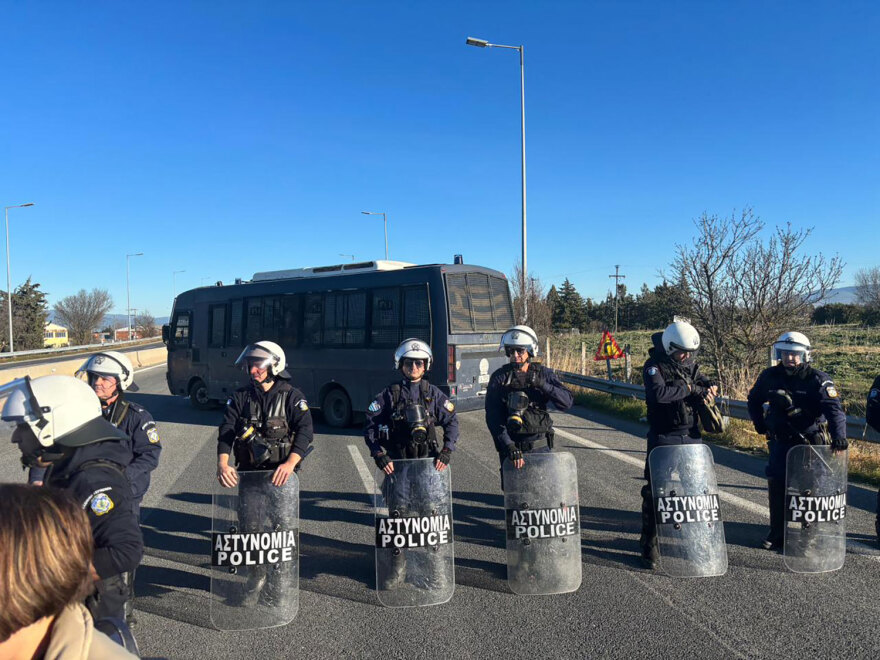 Αγρότες: Αυξάνουν την πίεση με αποκλεισμούς δρόμων  - Δεν ωφελεί κανέναν η κλιμάκωση,  διαμηνύει η κυβέρνηση