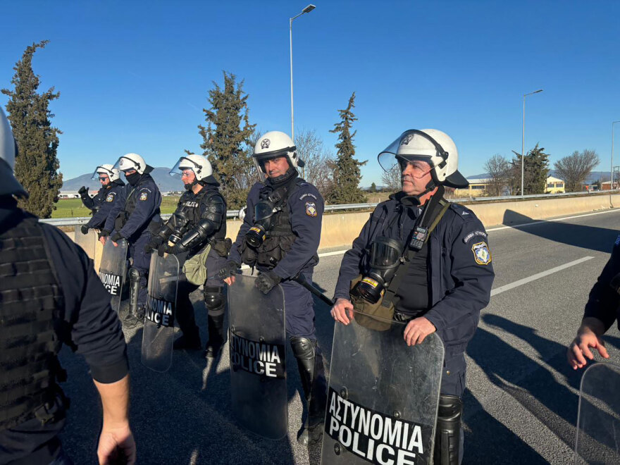 Αγρότες: Αυξάνουν την πίεση με αποκλεισμούς δρόμων  - Δεν ωφελεί κανέναν η κλιμάκωση,  διαμηνύει η κυβέρνηση