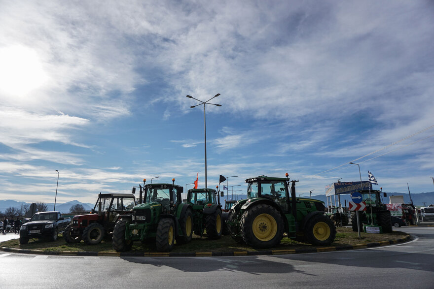 Αγρότες: Αυξάνουν την πίεση με αποκλεισμούς δρόμων  - Δεν ωφελεί κανέναν η κλιμάκωση,  διαμηνύει η κυβέρνηση