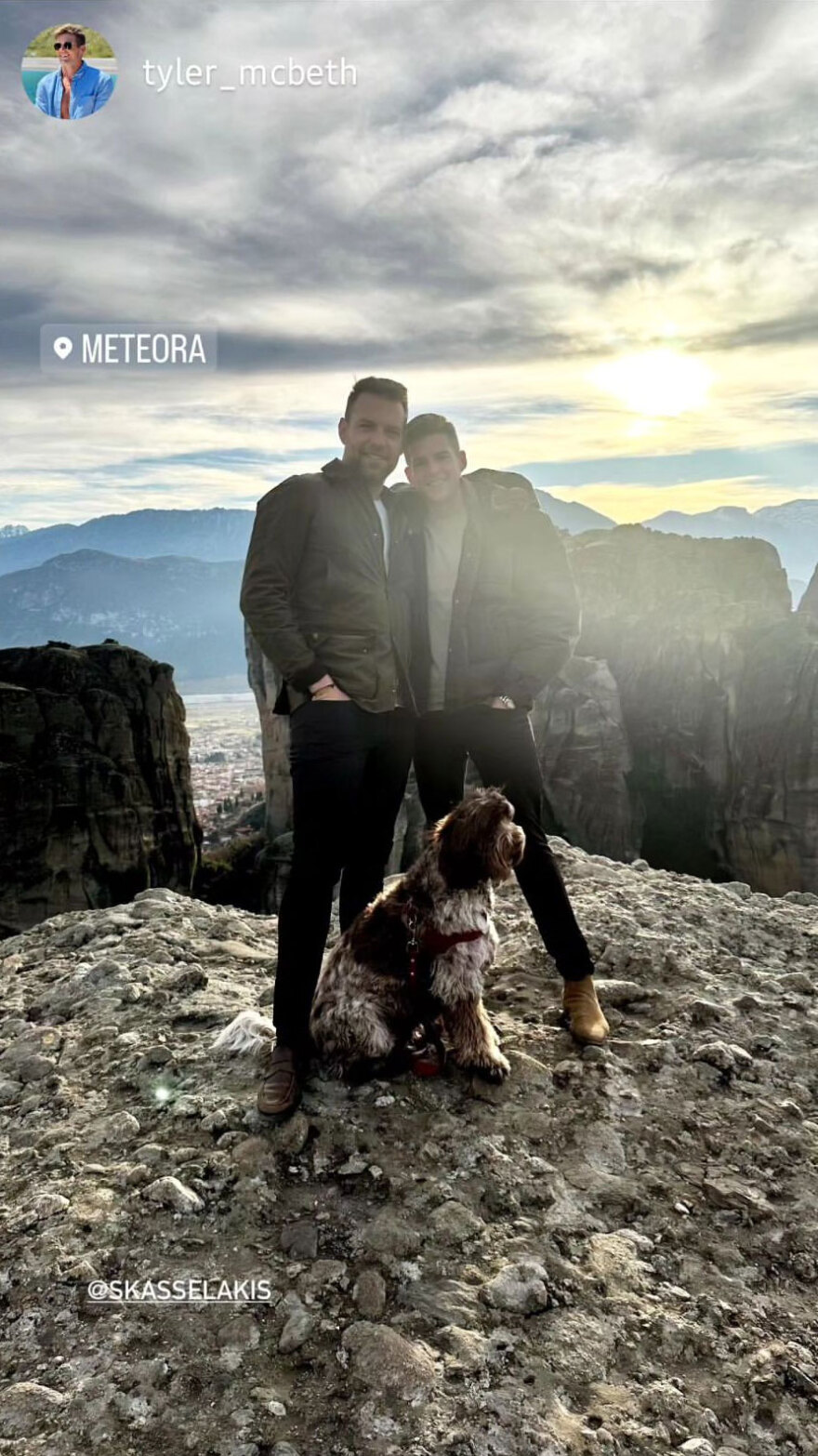 Στέφανος Κασσελάκης: Έφαγε με τον Τάιλερ λουκάνικα και σουβλάκια σε καντίνα στη Γέφυρα Σερβίων (φωτογραφίες)