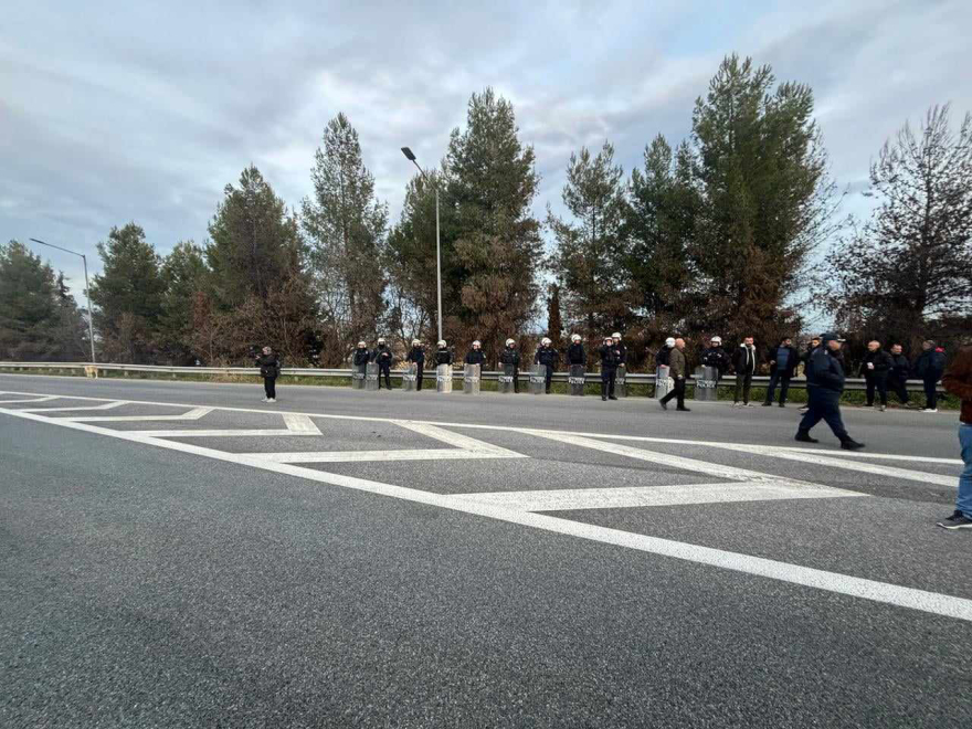 Αγρότες: Νέα μπλόκα σε Πλατύκαμπο, Στεφανοβίκειο και Καρδίτσα - Έκλεισαν δρόμους και άναψαν φωτιές