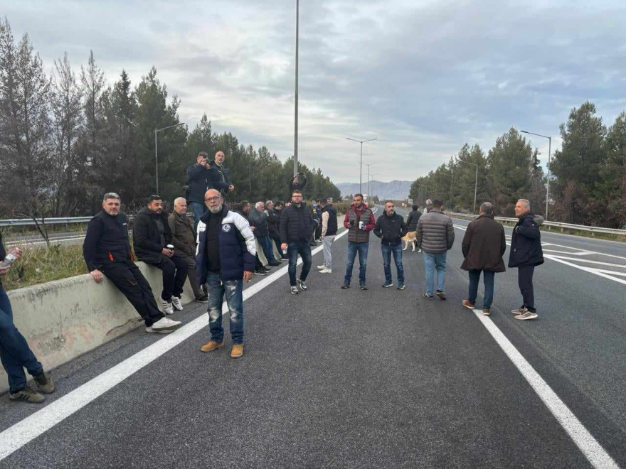 Αγρότες: Νέα μπλόκα σε Πλατύκαμπο, Στεφανοβίκειο και Καρδίτσα - Έκλεισαν δρόμους και άναψαν φωτιές