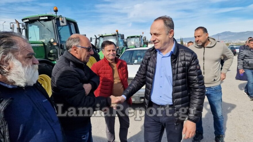 Αγρότες: Στο μπλόκο της Ανθήλης ο Μητροπολίτης Φθιώτιδας Συμεών και ο δήμαρχος Λαμιέων