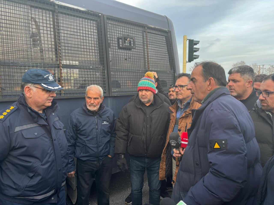 Αγρότες: Νέα μπλόκα σε Πλατύκαμπο, Στεφανοβίκειο και Καρδίτσα - Έκλεισαν δρόμους και άναψαν φωτιές