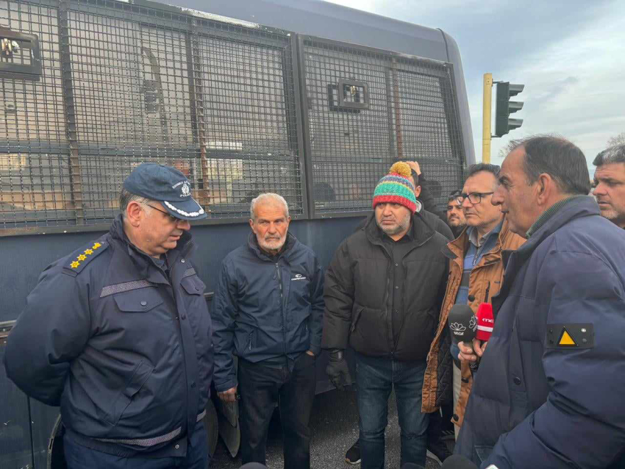 Αγρότες: Νέα μπλόκα σε Πλατύκαμπο, Στεφανοβίκειο και Καρδίτσα - Έκλεισαν δρόμους και άναψαν φωτιές