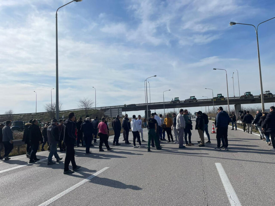 Αγρότες: Νέα μπλόκα σε Πλατύκαμπο, Στεφανοβίκειο και Καρδίτσα - Έκλεισαν δρόμους και άναψαν φωτιές