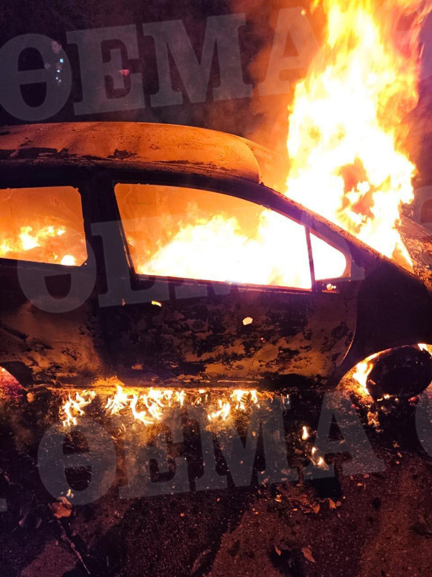 Δολοφονία στη Μάνδρα: Το φλεγόμενο αυτοκίνητο του επιχειρηματία Χρήστου Γιαλιά λίγο μετά την εκτέλεσή του - Δείτε βίντεο και φωτογραφίες