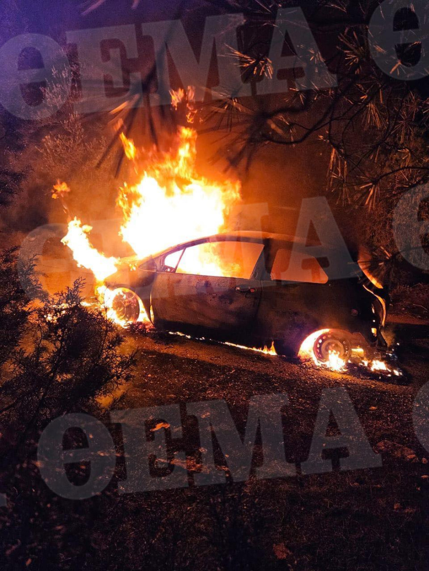 Δολοφονία στη Μάνδρα: Το φλεγόμενο αυτοκίνητο του επιχειρηματία Χρήστου Γιαλιά λίγο μετά την εκτέλεσή του - Δείτε βίντεο και φωτογραφίες