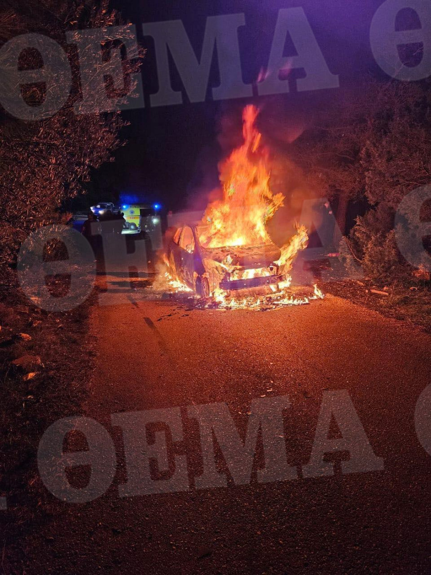Δολοφονία στη Μάνδρα: Το φλεγόμενο αυτοκίνητο του επιχειρηματία Χρήστου Γιαλιά λίγο μετά την εκτέλεσή του - Δείτε βίντεο και φωτογραφίες