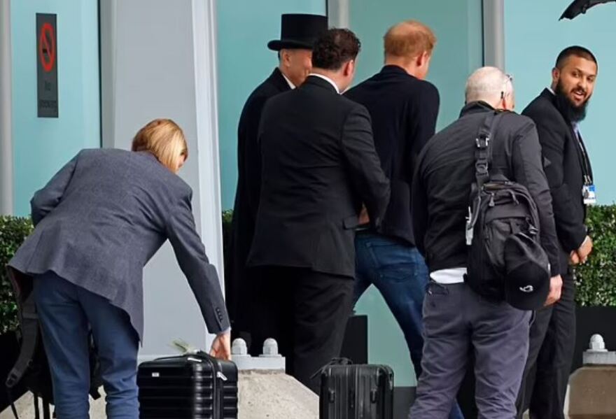 Πρίγκιπας Χάρι: Επίσκεψη αστραπή στη Βρετανία για τον Κάρολο - Φεύγει μετά από μόλις 24 ώρες