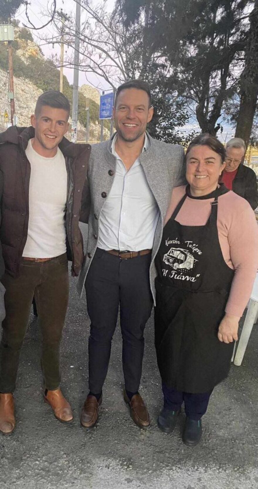 Στέφανος Κασσελάκης: Έφαγε με τον Τάιλερ λουκάνικα και σουβλάκια σε καντίνα στη Γέφυρα Σερβίων (φωτογραφίες)