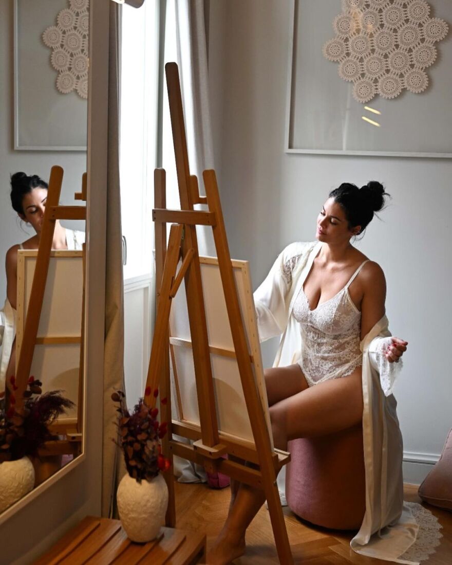 Μαρία Κορινθίου: «Ζωγράφος» με σέξι εσώρουχα η ηθοποιός