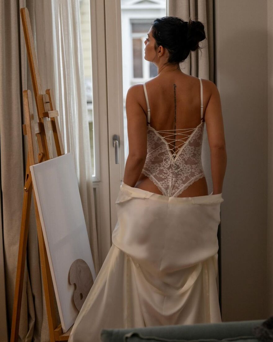 Μαρία Κορινθίου: «Ζωγράφος» με σέξι εσώρουχα η ηθοποιός