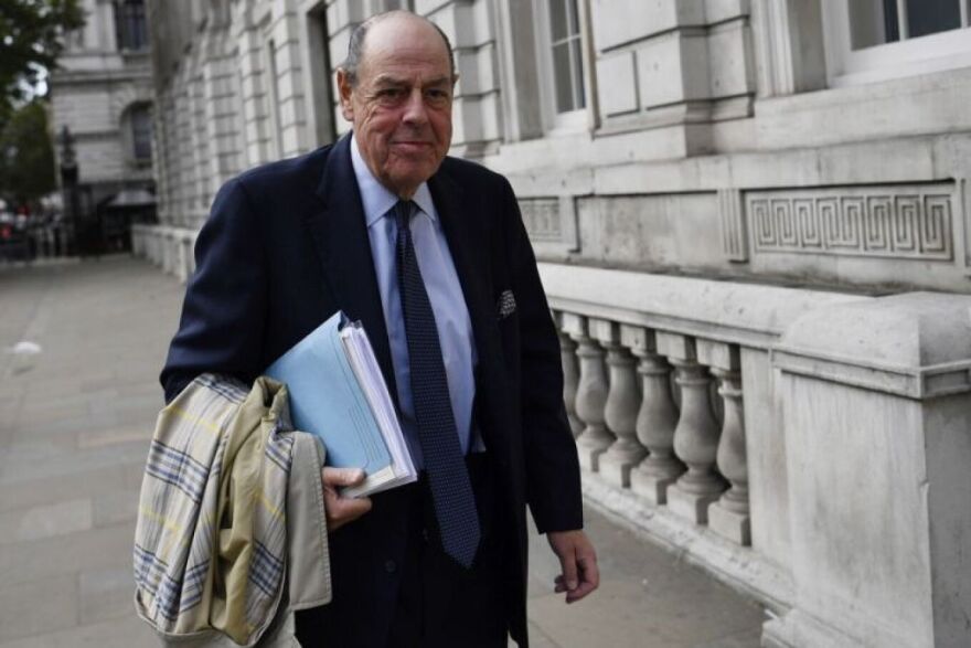 Όλοι οι άνθρωποι του βασιλιά: Οι σύμβουλοι του στέμματος, ο εγγονός του Τσόρτσιλ και ο πιστός γραμματέας του Καρόλου