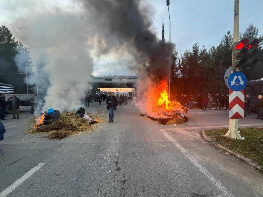 Αγρότες: Νέα μπλόκα σε Πλατύκαμπο, Στεφανοβίκειο και Καρδίτσα - Έκλεισαν δρόμους και άναψαν φωτιές
