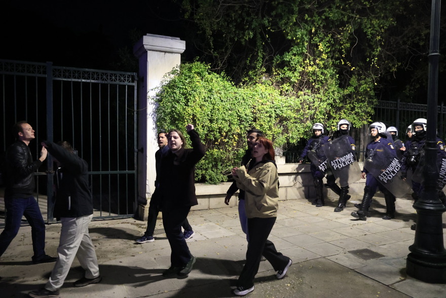 Ομάδα φοιτητών έξω από το Μαξίμου επιχείρησε ν' ανοίξει πανό - Δείτε βίντεο