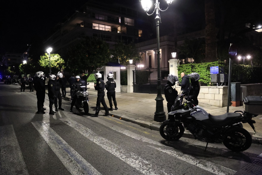 Ομάδα φοιτητών έξω από το Μαξίμου επιχείρησε ν' ανοίξει πανό - Δείτε βίντεο