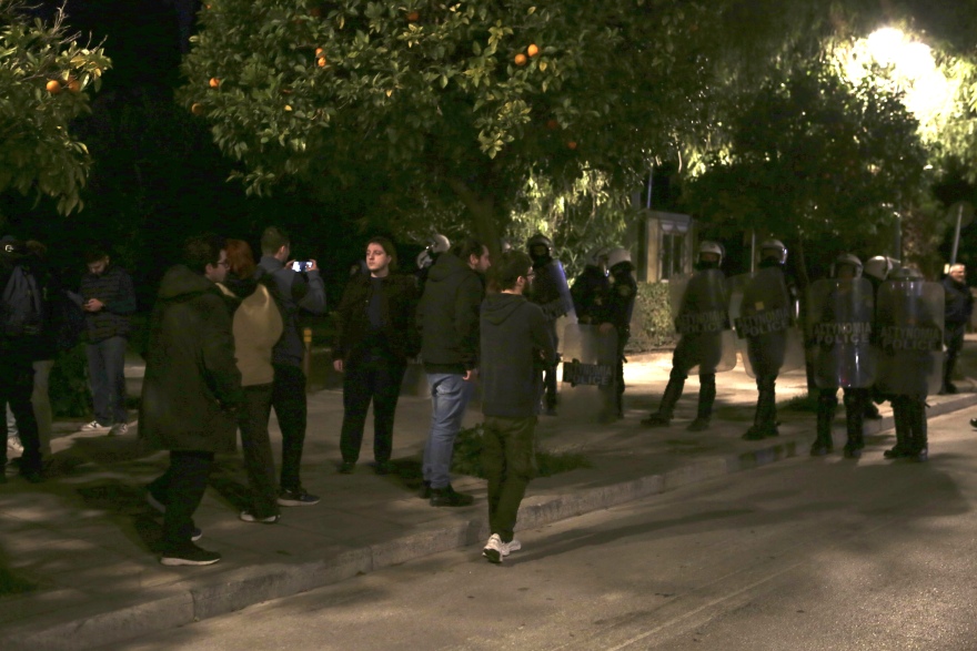 Ομάδα φοιτητών έξω από το Μαξίμου επιχείρησε ν' ανοίξει πανό - Δείτε βίντεο