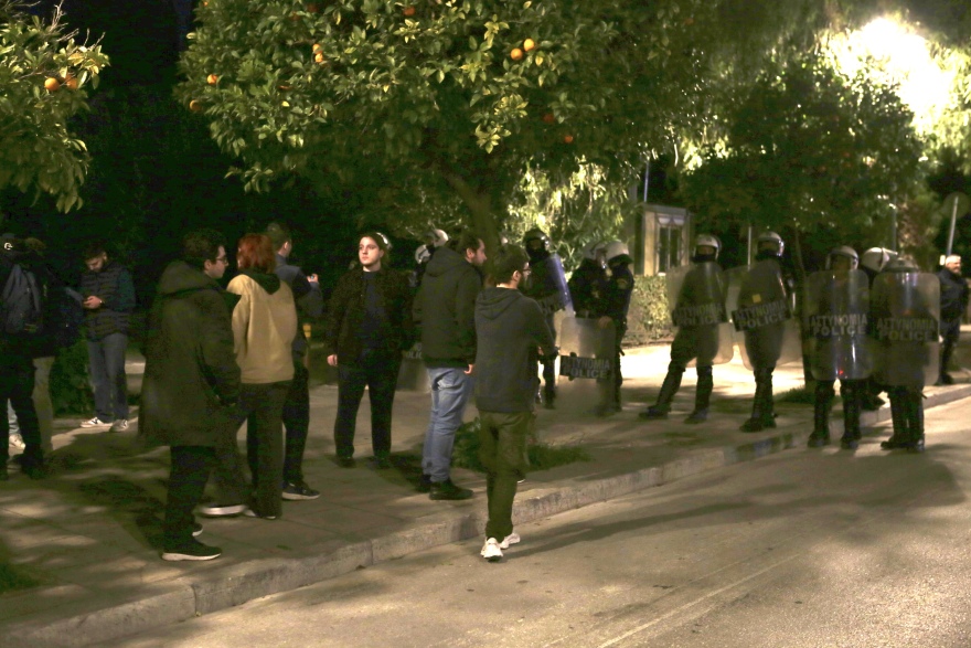 Ομάδα φοιτητών έξω από το Μαξίμου επιχείρησε ν' ανοίξει πανό - Δείτε βίντεο