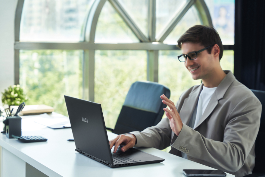 Ένα laptop που έρχεται από το μέλλον για να αλλάξει τα δεδομένα