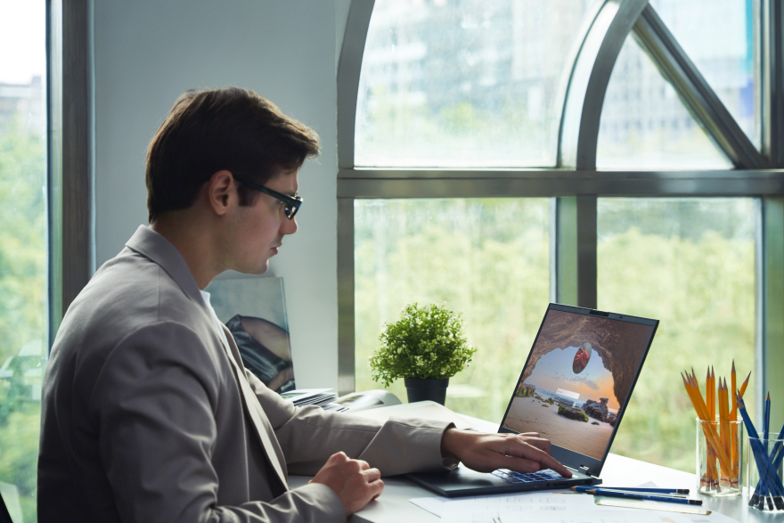 Ένα laptop που έρχεται από το μέλλον για να αλλάξει τα δεδομένα