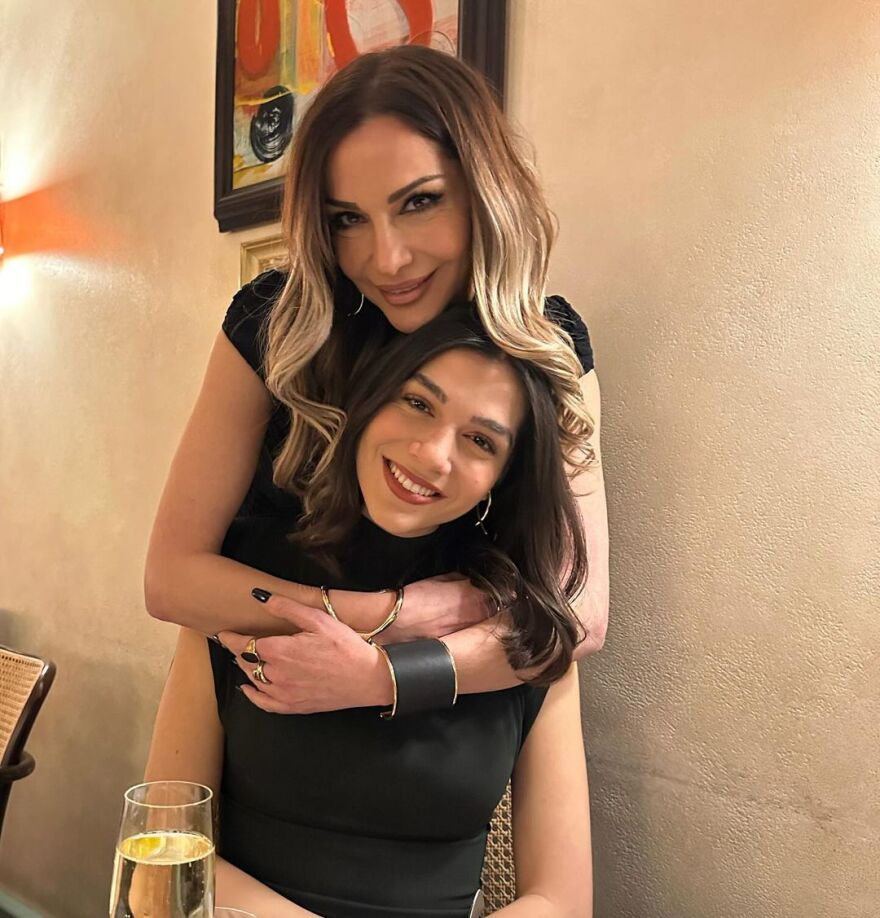 Δέσποινα Βανδή: Αχώριστες με την κόρη της - Το backstage βίντεο από το J2US με τη Μελίνα Νικολαΐδη