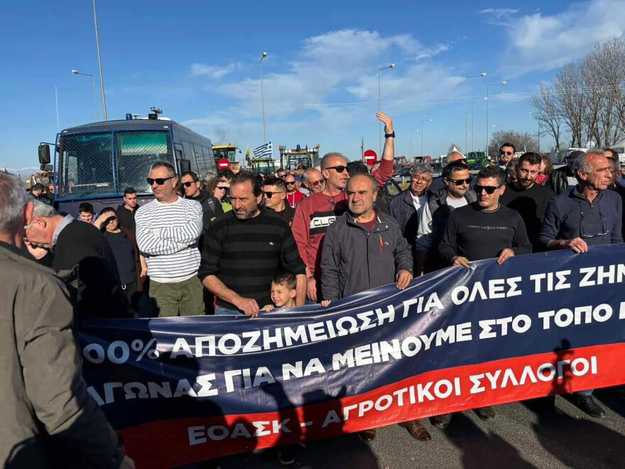 Αγρότες: Ανέβηκαν οι τόνοι στον Πλατύκαμπο - Μπλόκαραν την Εθνική Οδό Αθηνών - Θεσσαλονίκης