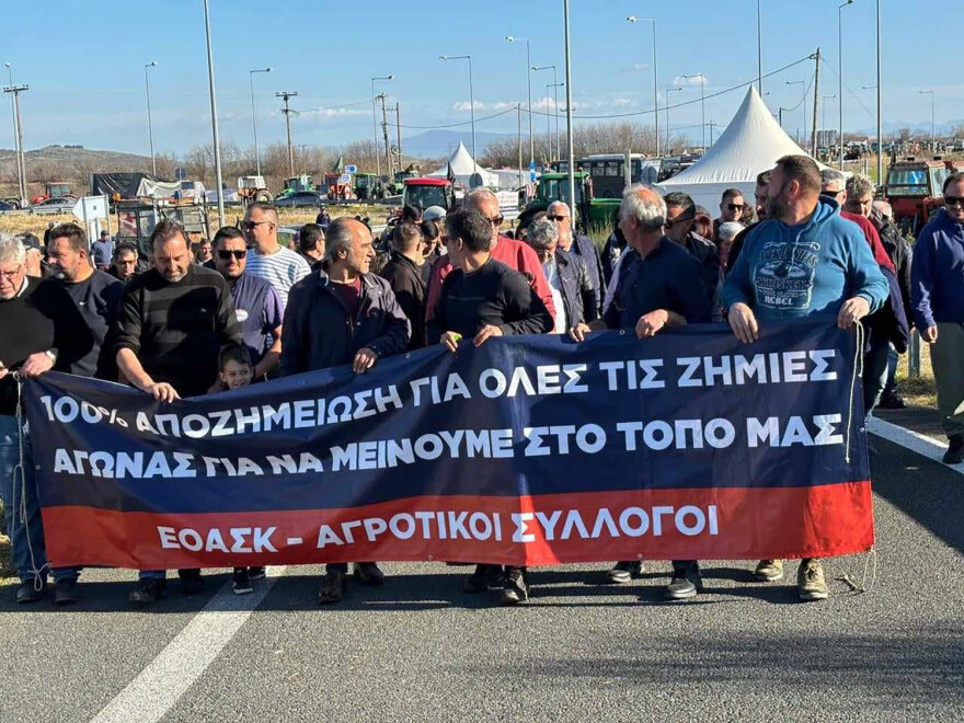 Αγρότες: Ανέβηκαν οι τόνοι στον Πλατύκαμπο - Μπλόκαραν την Εθνική Οδό Αθηνών - Θεσσαλονίκης