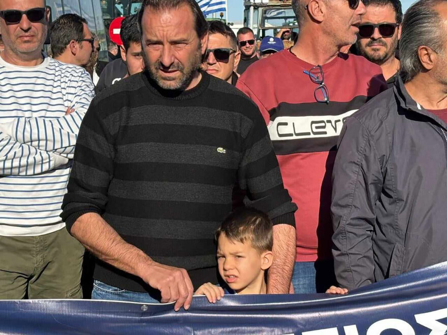 Αγρότες: Ανέβηκαν οι τόνοι στον Πλατύκαμπο - Μπλόκαραν την Εθνική Οδό Αθηνών - Θεσσαλονίκης