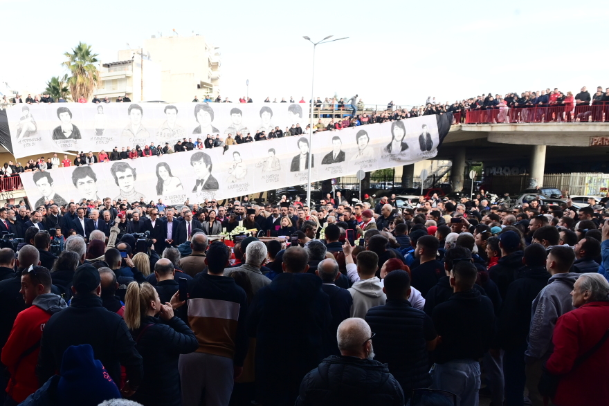  H οικογένεια του Ολυμπιακού τίμησε τη μνήμη των θυμάτων της τραγωδίας της Θύρας 7 - Βίντεο, φωτογραφίες 