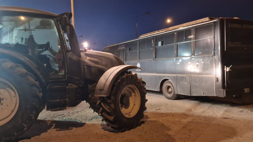 Θεσσαλονίκη: Μπλόκο της ΕΛΑΣ στους αγρότες που θέλησαν να κλείσουν την εθνική οδό με τα τρακτέρ - Βίντεο και φωτογραφίες